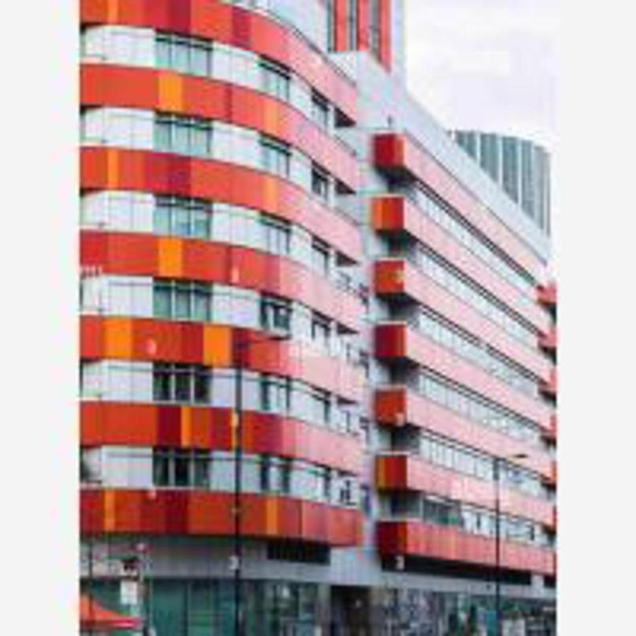 Tee Sweetlux In Canning Town * Londen