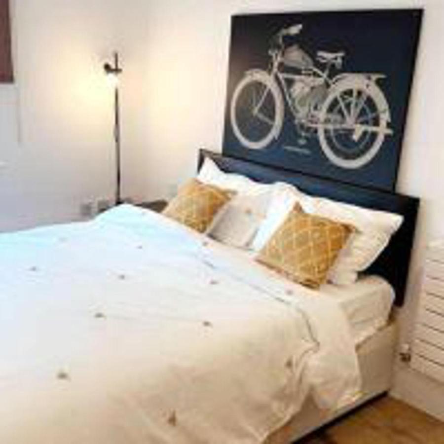 Tee Sweetlux In Canning Town * Londen